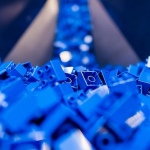 Lego inwestuje miliony w fabryki plastikowych zabawek