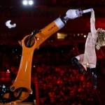 Robot firmy KUKA atrakcją otwarcia Igrzysk Paraolimpijskich 2016