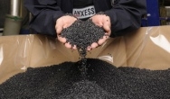 New halogen-free, flame-retardant polyesters and polyamides
