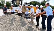 Gemeinsam mit Vertretern von Gemeinde, Landkreis und Baufirmen wird erster Spatenstich für Neubau gesetzt