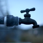 Tysiące osób bez wody pitnej po wycieku chemikaliów